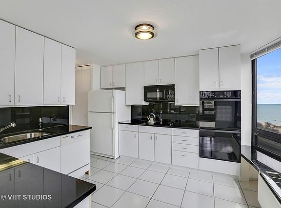 5th image of 1555 N Astor St APT 4W