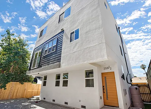 3-story townhome is optimized for your L.A lifestyle 1st month free! Photo 1
