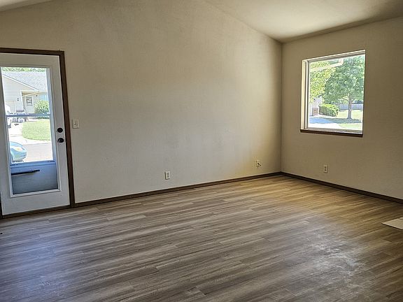 4th image of 911 Cedar Point Cir