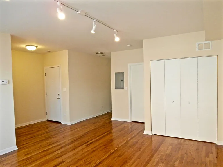 3003 W Lawrence Ave #2W — Photo 3