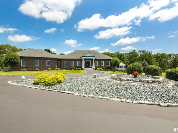 710 E 130th St, Blue Grass, IA 52726