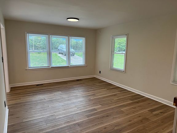3rd image of 165 Trott Cir