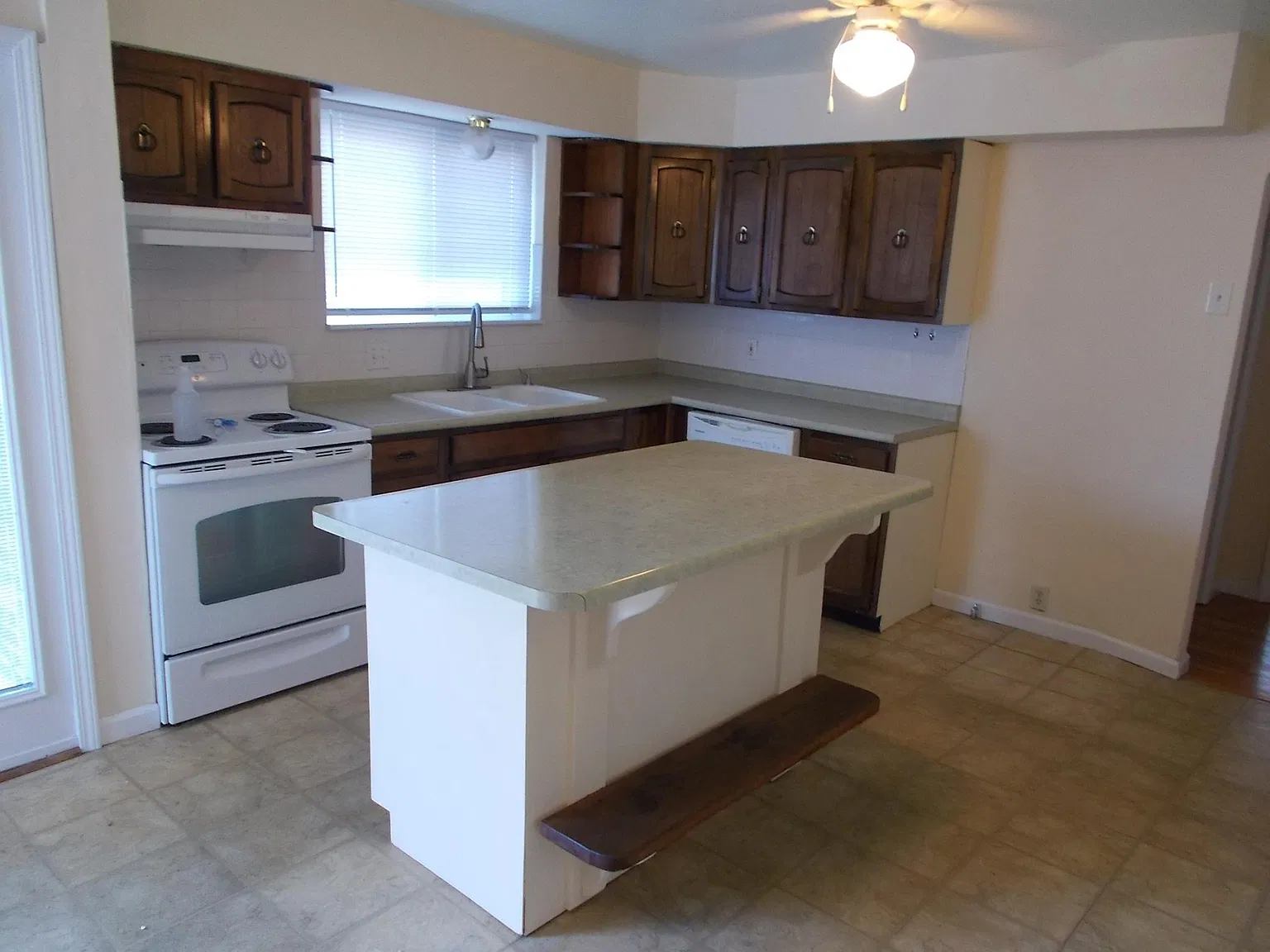 2 bed, 1365 sqft, $1,400 — Photo 2