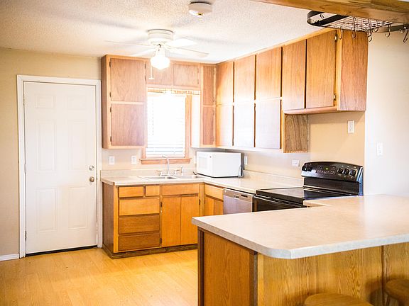 5th image of 302 Mesquite Ave