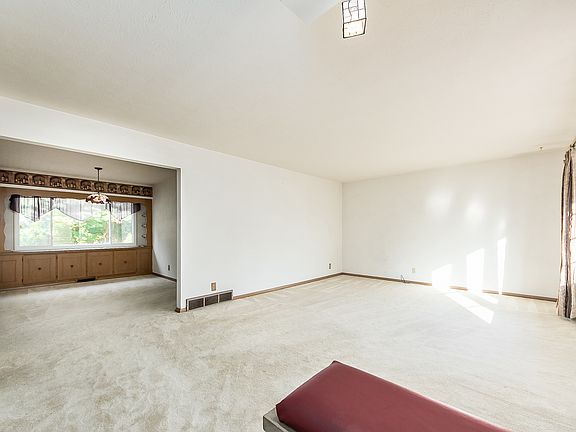 4th image of 5464 York Ln N