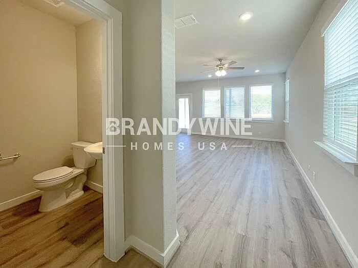 3 bed, 2.5 bath, 1691 sqft, $1,832 — Photo 2