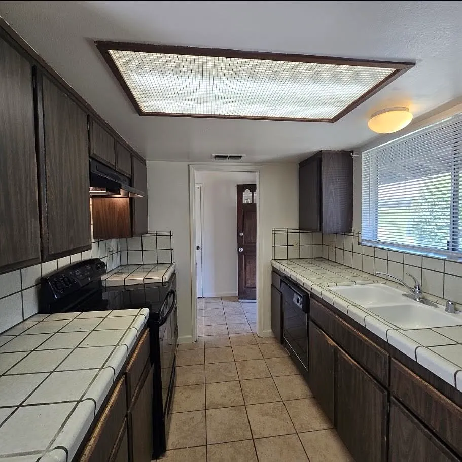 3 bed, $2,100 — Photo 4