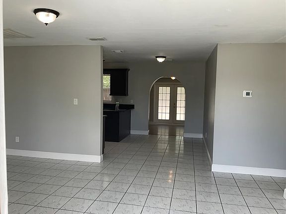4th image of 502 Iowa Woods Cir W