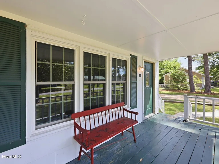 114 Pineview St — Photo 2