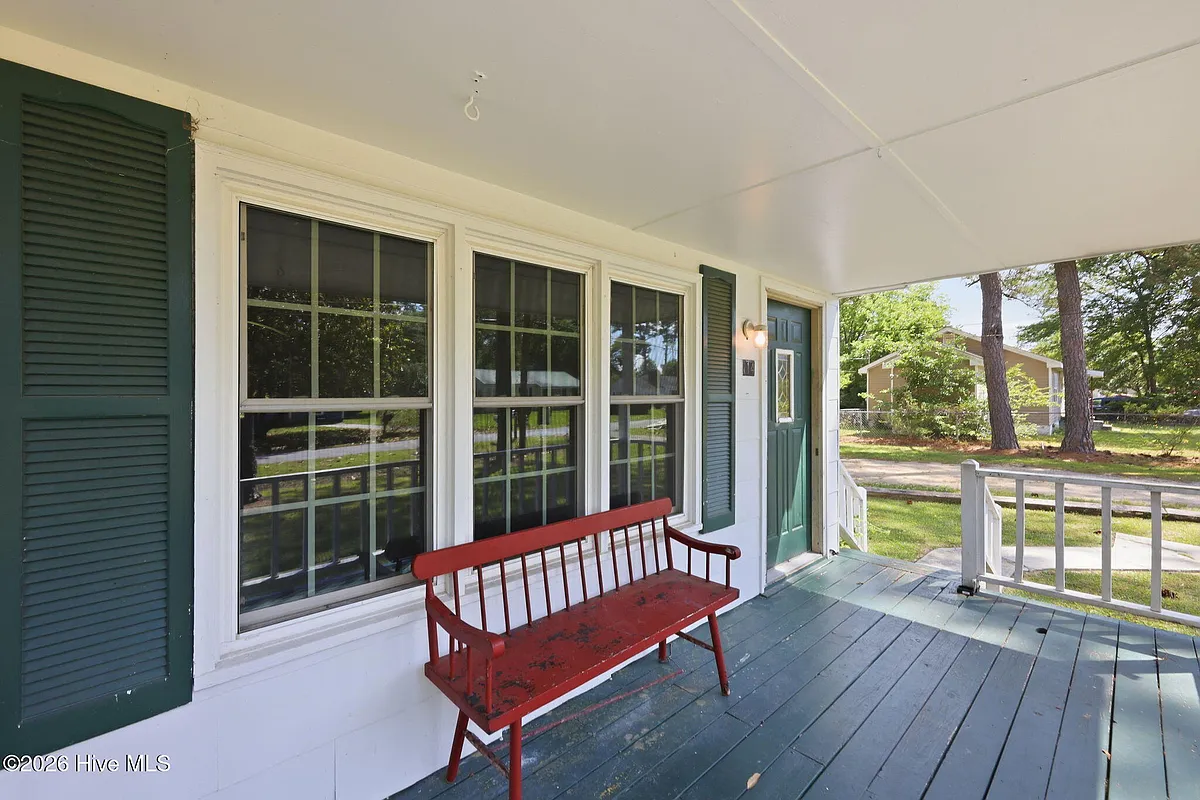 Building Photo - 114 Pineview St