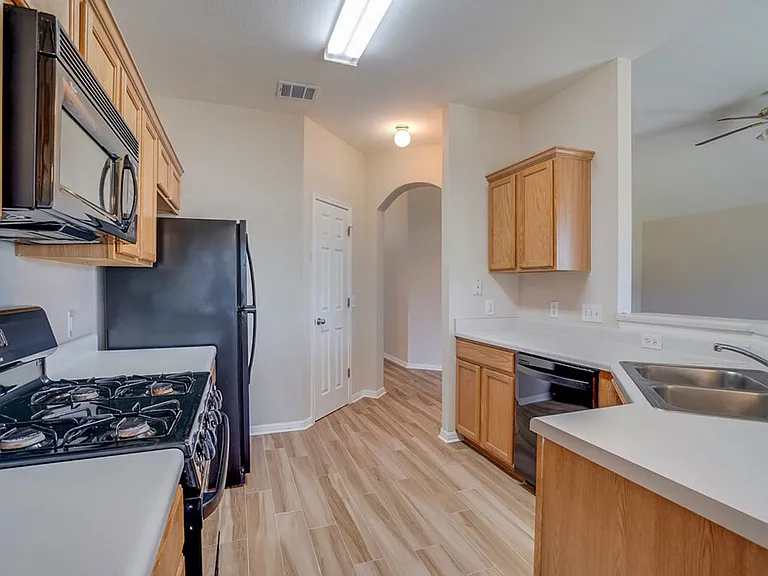 1013 Lantana Ln — Photo 8