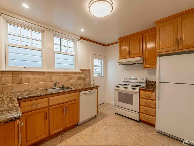 2124 Bay St — Photo 5