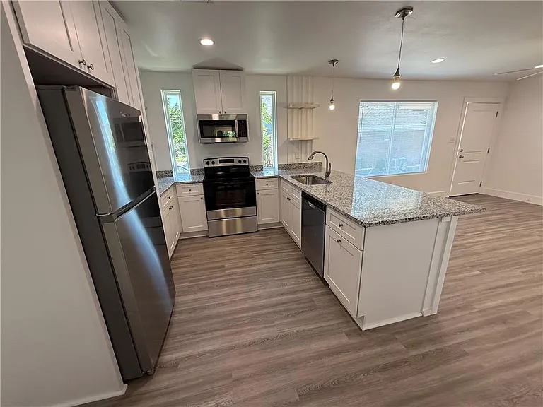 717 N Woodlawn Ave — Photo 4
