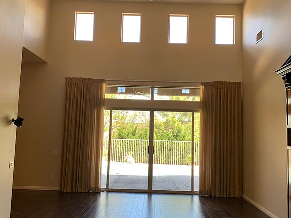 5th image of 32 Plum Hollow Dr