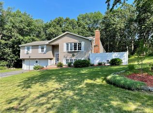 16 Elizabeth Ln, Tolland, CT 06084