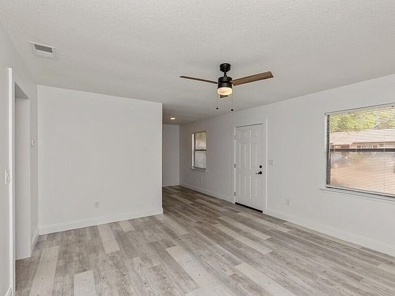 4th image of 214 Tiffany Ct SE #B