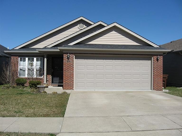 2nd image of 216 Baybrook Cir