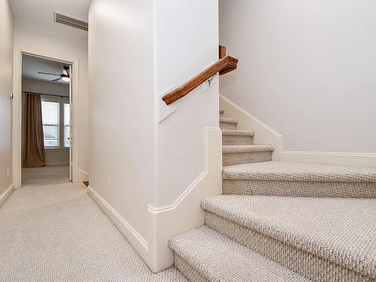 709 Delano St — Photo 35
