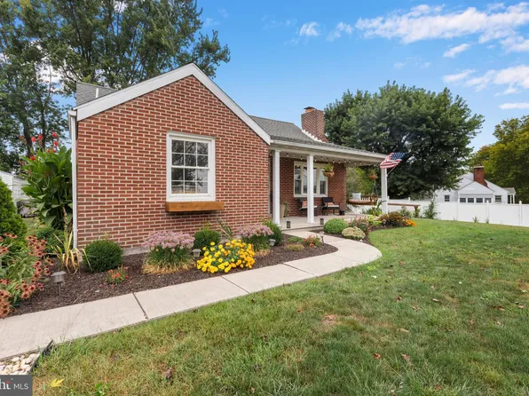 389 Schoolhouse Rd, Middletown, PA 17057