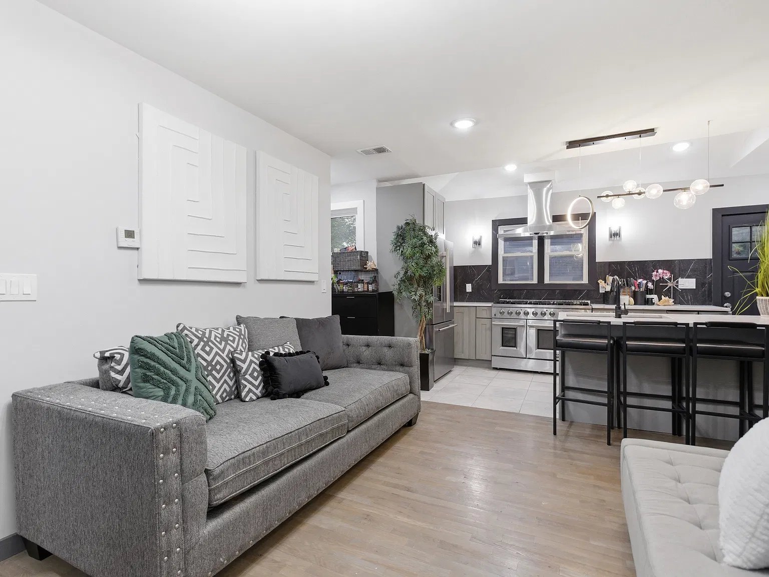 5 bed, 3.5 bath, 2200 sqft, $3,995 — Photo 1