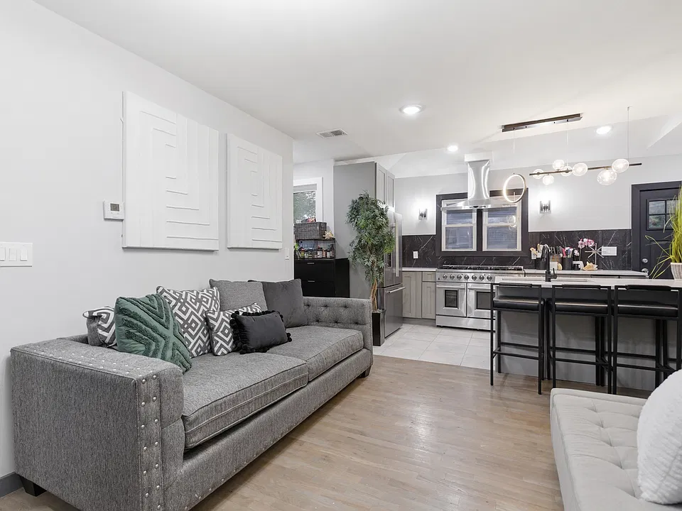 600 Belleville Ave #2