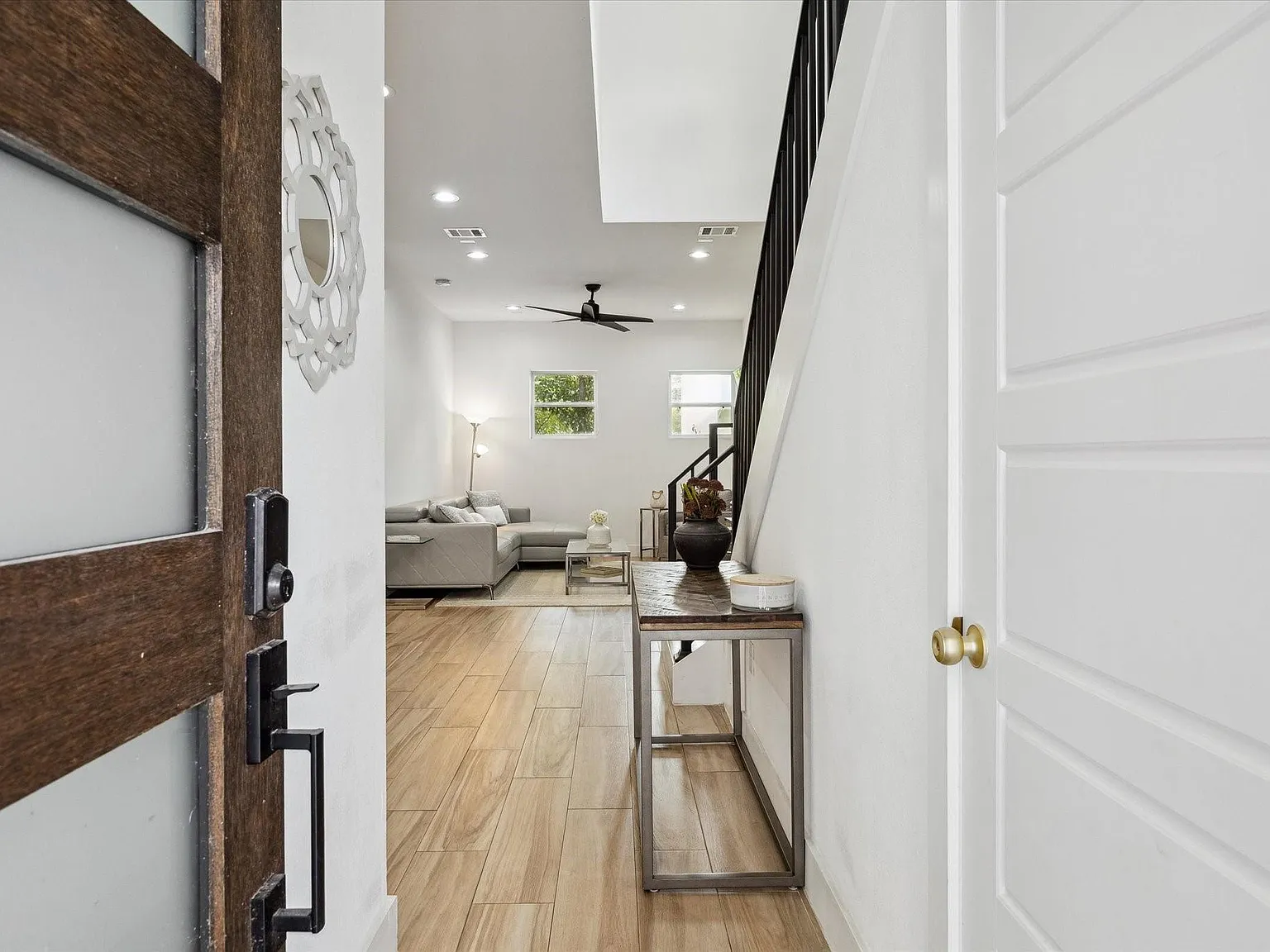 3 bed, 2.5 bath, 1920 sqft, $2,300 — Photo 3