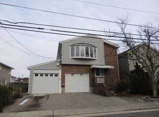 153 Sportsmans Ave, Freeport, NY 11520