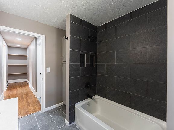 4th image of 121 Lincoln Blvd #2