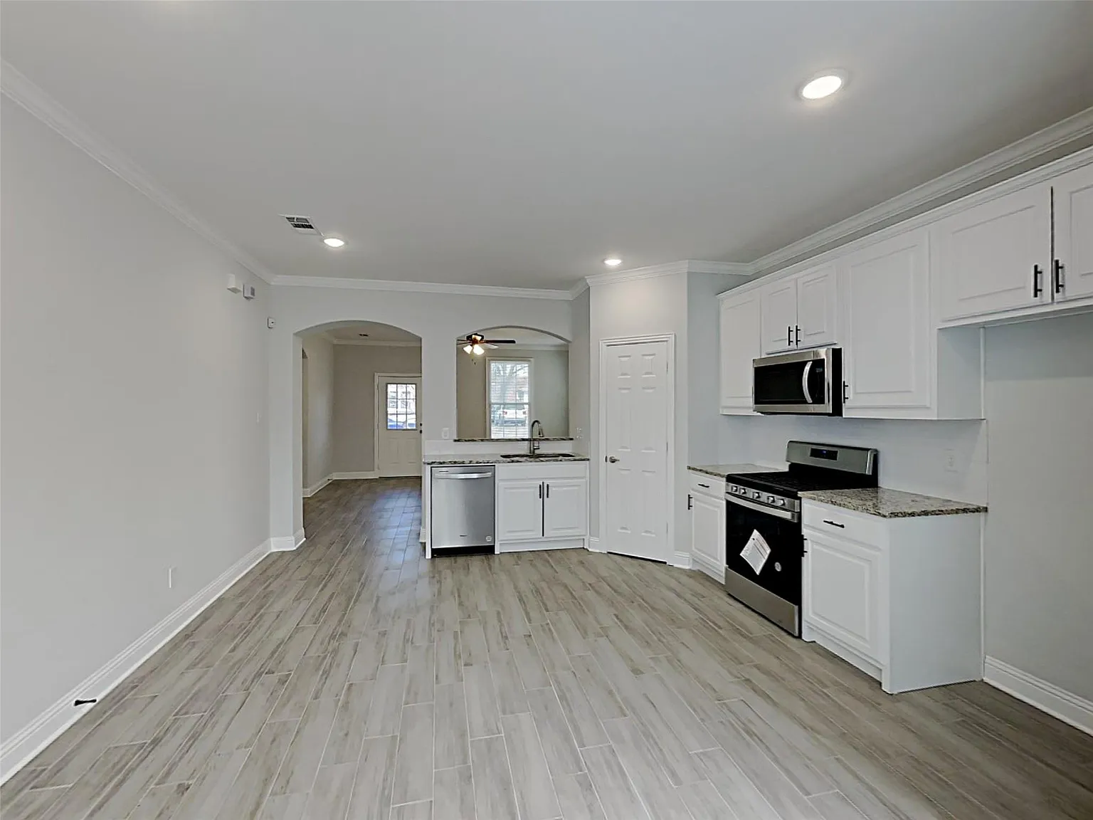 3 bed, 1401 sqft, $2,200 — Photo 3