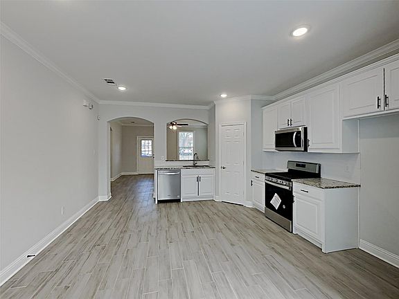 3rd image of 1032 E Leuda St