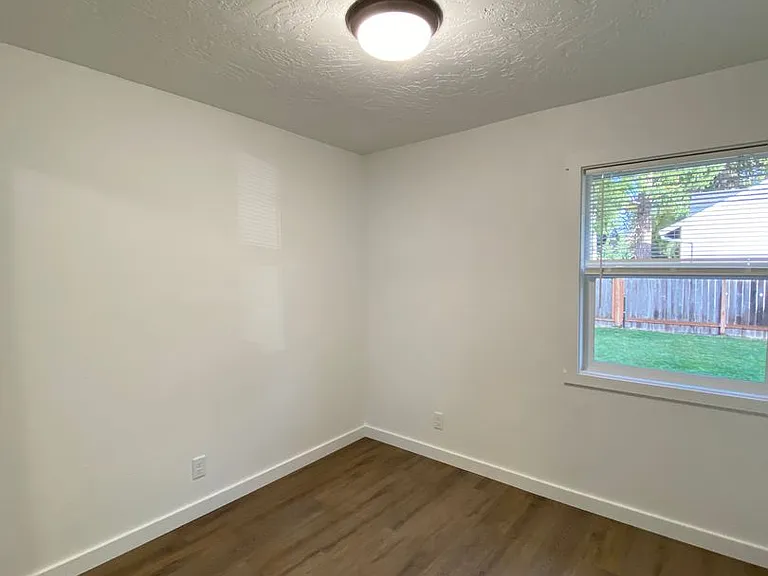 355 Irving Rd — Photo 9