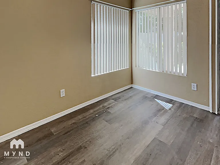 685 E Cantebria Dr — Photo 21