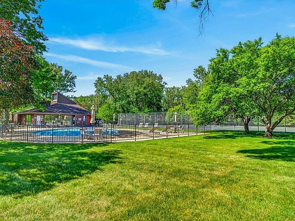 4th image of 3108 Creek View Dr #5