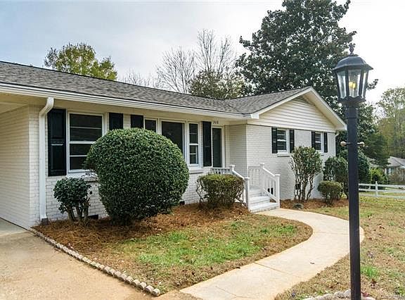 2nd image of 3018 Cresthill Dr