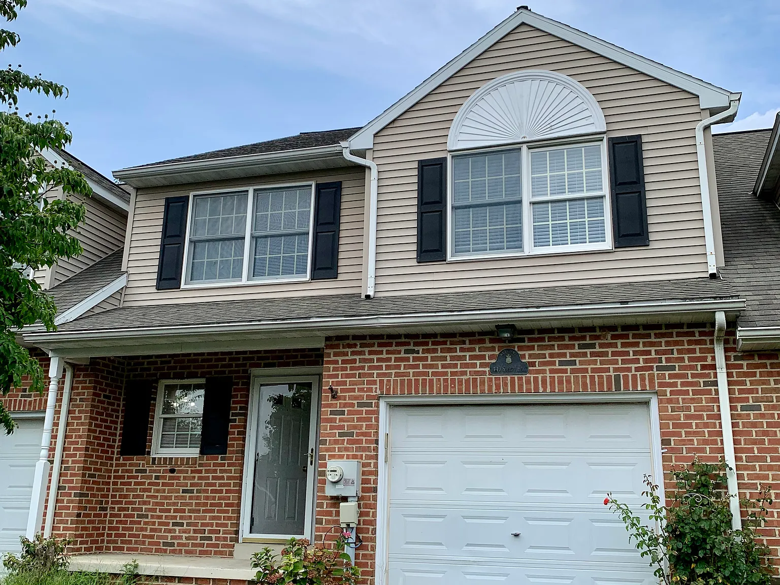3 bed, 2.5 bath, 1699 sqft, $2,000 — Photo 1