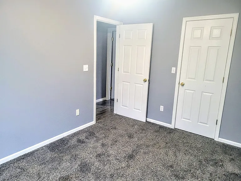 1128 Leonard Ave — Photo 2