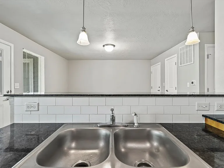 Creekside Apartments — Photo 1