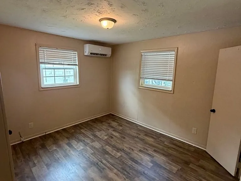 1906 Russell Ave — Photo 10