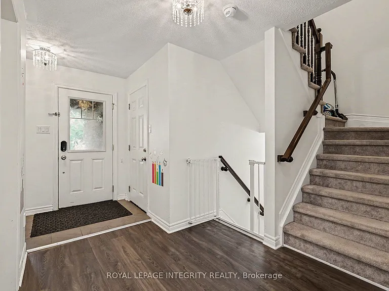555 Foxlight Cir — Photo 4