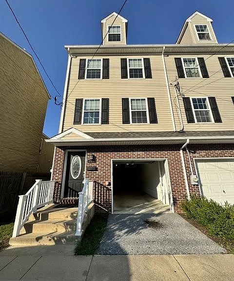 327 S Adams St — Photo 43