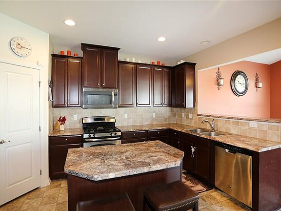 4th image of 51 Middlebury Ln
