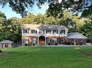 146 Chippenham Ln, Chesterfield, MO 63005