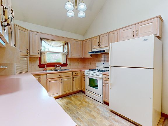 5th image of 23 Hoover St