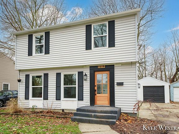 3rd image of 1519 Herrick Ave NE