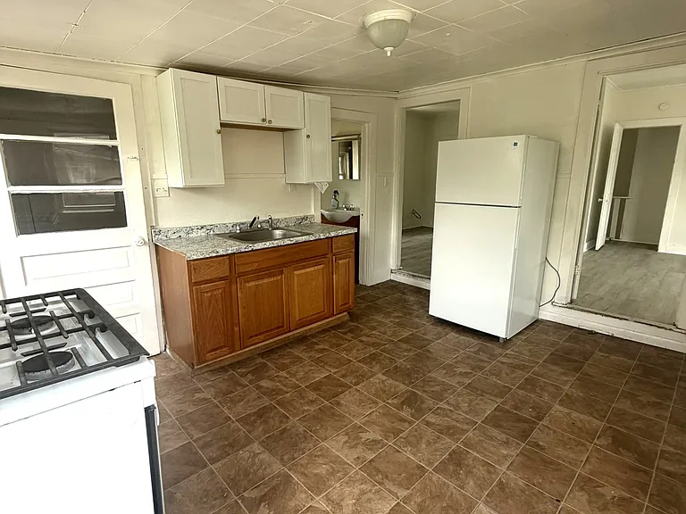 1431 Sanderson Ave — Photo 2