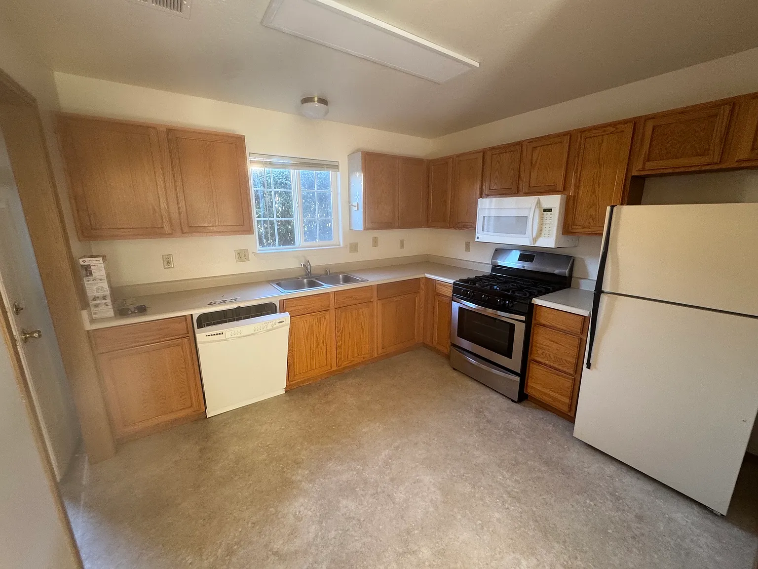 2 bed, 2.5 bath, 1000 sqft, $1,900 — Photo 3