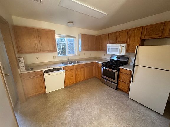 3rd image of 825 12th St #B