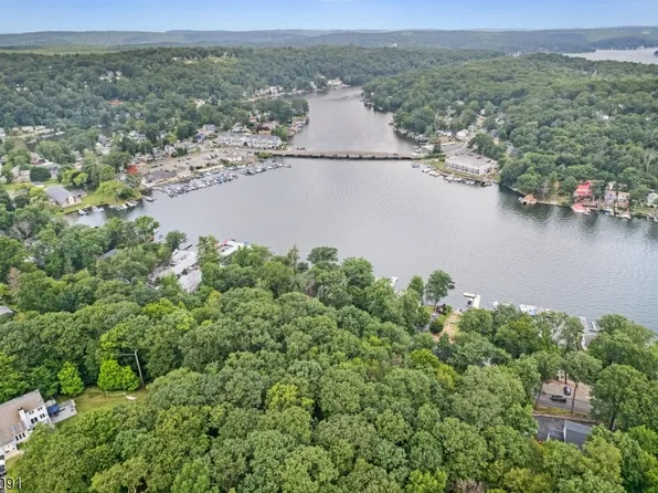 527 Nariticong Avenue, Hopatcong Boro, NJ 07843