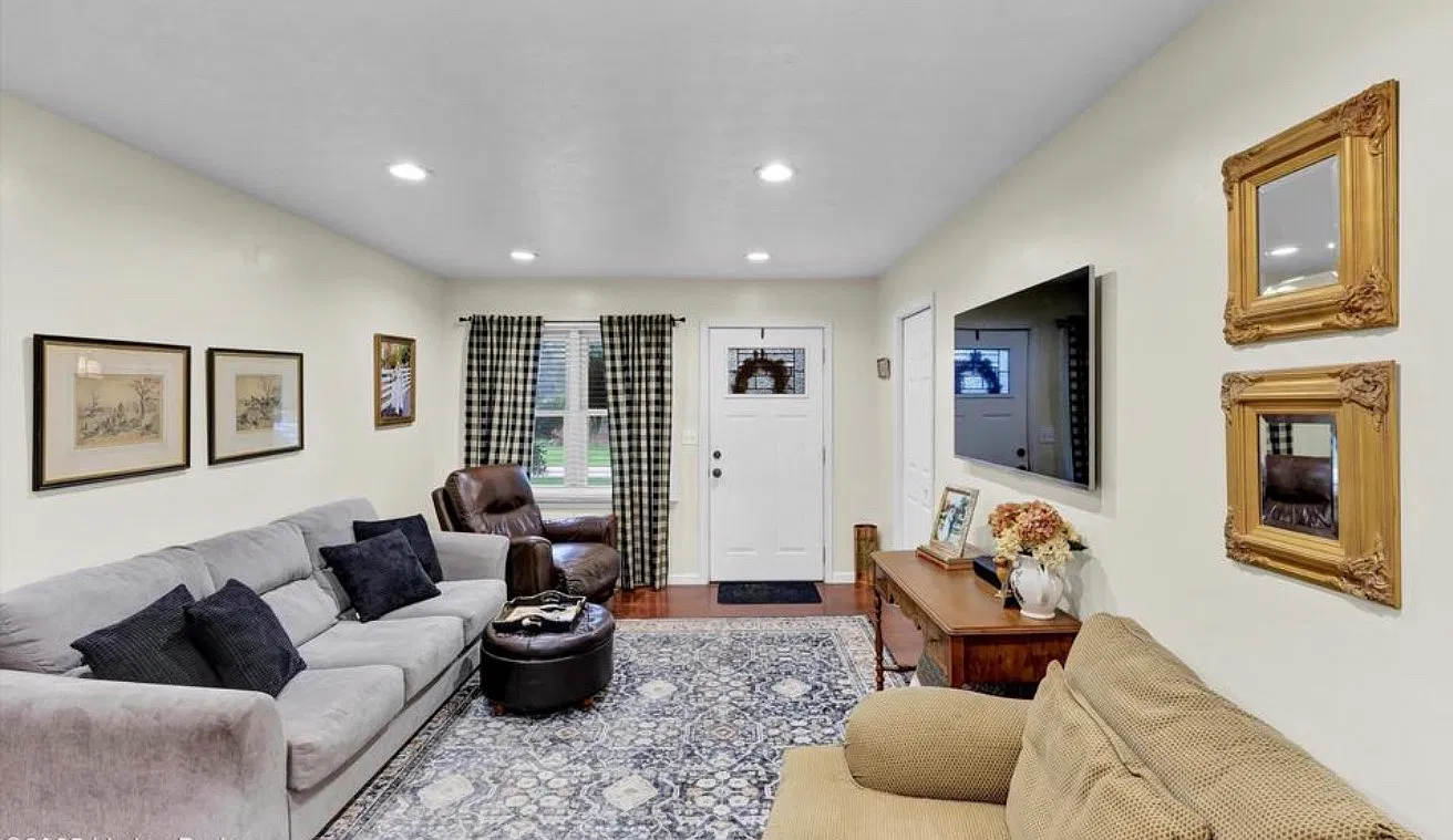 3 bed, 1300 sqft, $2,300 — Photo 3