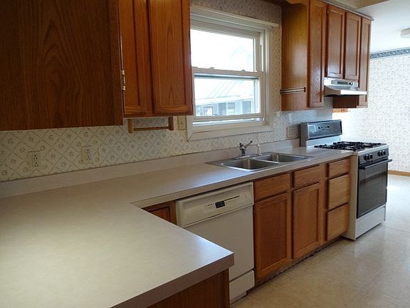 2nd image of 411 N Everett St